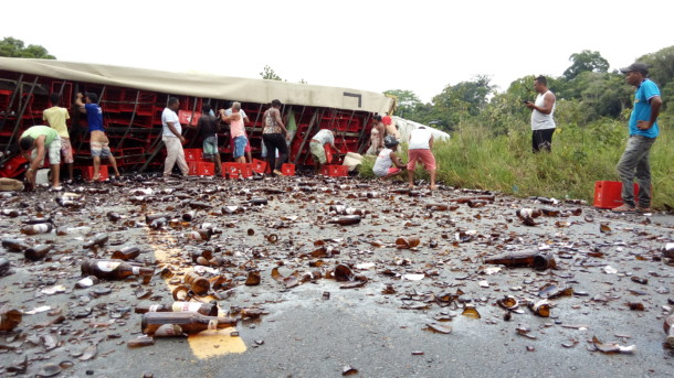 Carreta da ITAIPAVA vira na BR 101, próximo a presidente Tancredo Neves