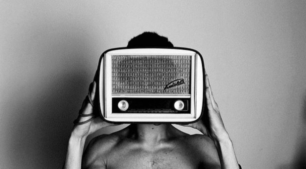 ouvindo radio radio