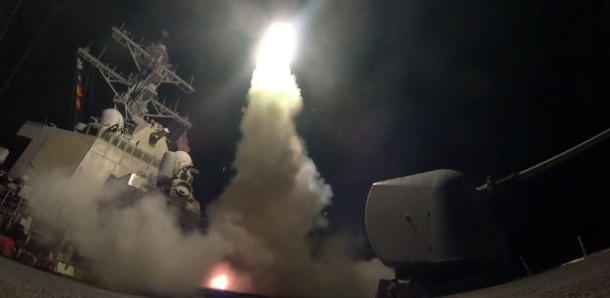 7abr2017---imagem-fornecida-pela-marinha-norte-americana-mostra-lancamento-de-missil-a-partir-destroyer-americano-em-ataque-a-base-aerea-siria-1491536020675_615x300