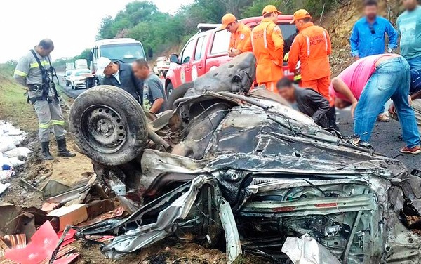 Homem morre após carreta passar por cima de carro na BR-116 na Bahia