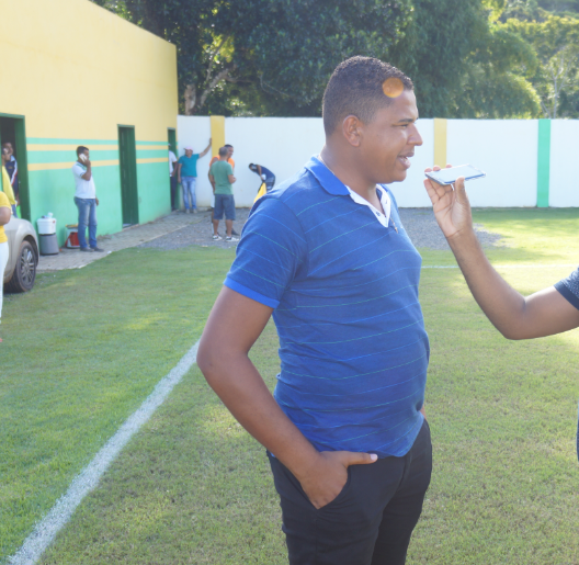 Léo Koebiro, treinador da seleção de Teolândia concede entrevista